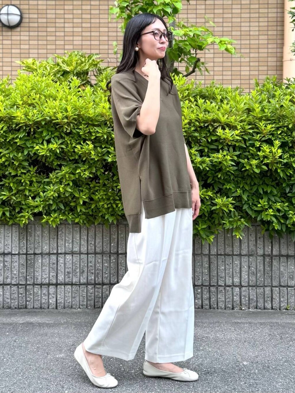 「高見え、着痩せ・細見え、体型カバー、ママコーデ、春コーデ、普通_GLOBAL WORK、スリム_GLOBAL WORK、きれいめ、高触感、抗菌・防臭、軽量、ウォッシャブル、ワイドパンツ、ニット、LOWRYS FARM」｜「LOWRYS FARMのダブルタックワイドパンツ　128594（スラックス、ホワイト系）」を使った、mahokurumaさん（レディース・172cm）の夏コーディネートの2枚目の写真