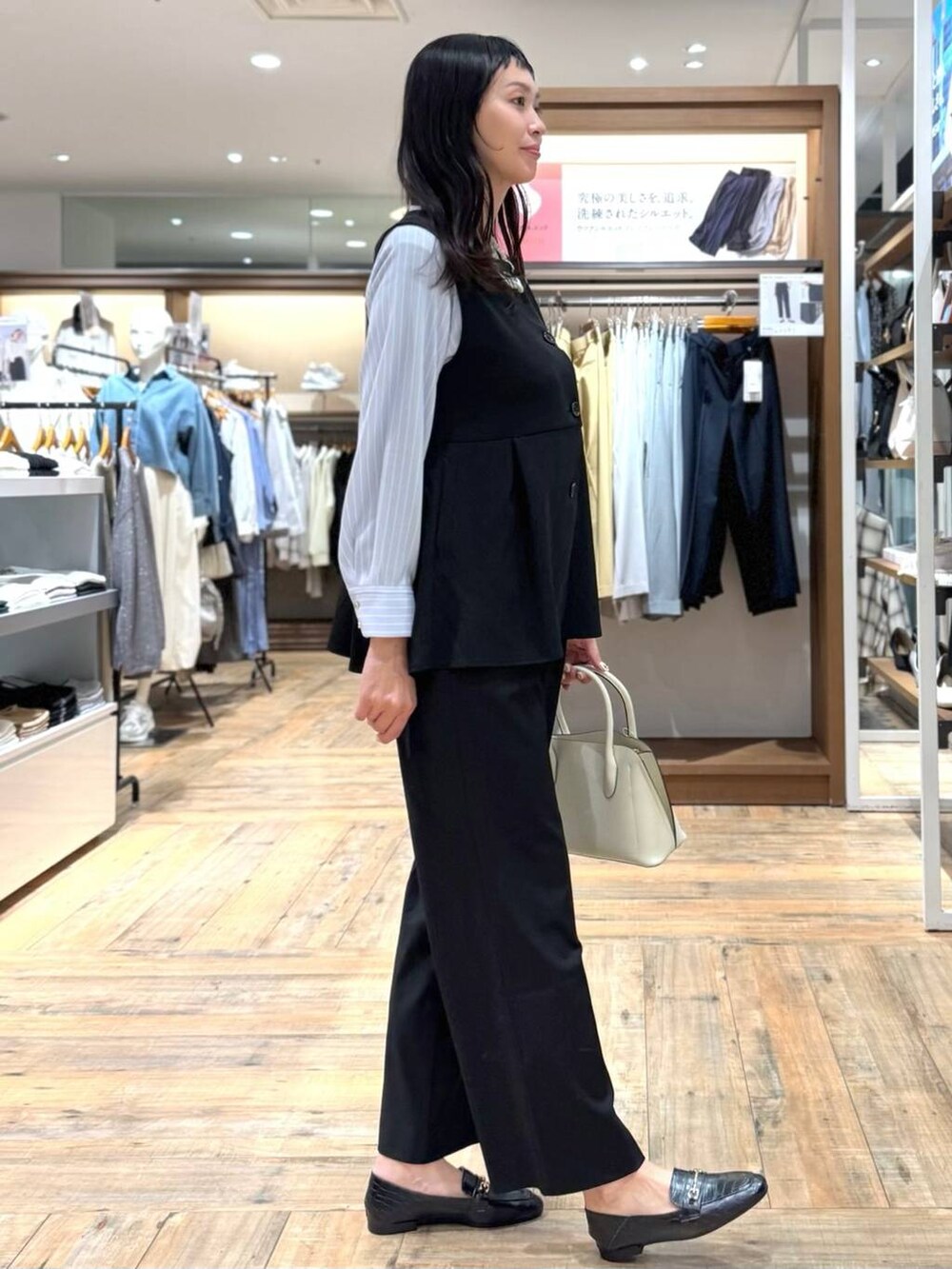 ブラック系のローファー、ブラック系のその他パンツ、ブルー系のシャツ/ブラウスを着用したレディースの春コーディネートの3枚目の写真