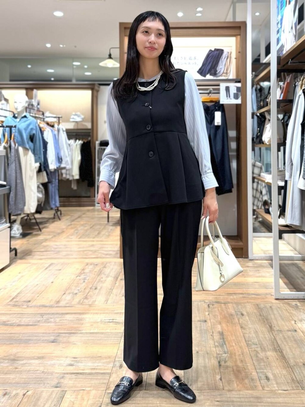 ブラック系のローファー、ブラック系のその他パンツ、ブルー系のシャツ/ブラウスを着用したレディースの春コーディネートの7枚目の写真