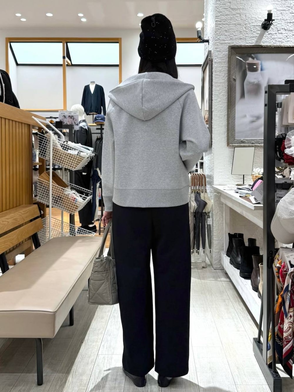 ブラック系のバレエシューズ、ブラック系のトートバッグ、ブラック系のキャミソールを着用したレディースの秋コーディネートの4枚目の写真