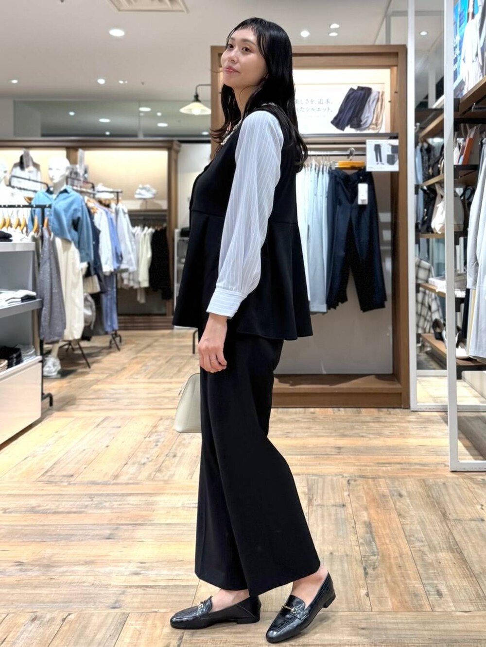 ブラック系のローファー、ブラック系のその他パンツ、ブルー系のシャツ/ブラウスを着用したレディースの春コーディネートの6枚目の写真