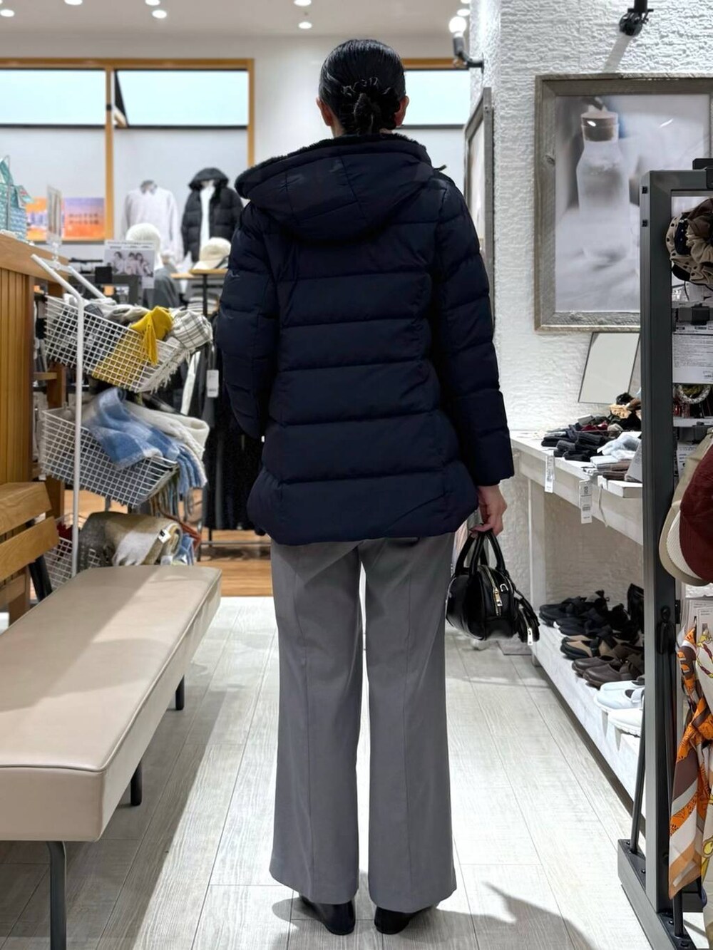 ブラック系のバレエシューズ、ブルー系のダウンジャケット/コート、レッド系のニット/セーターを着用したレディースの秋コーディネートの6枚目の写真