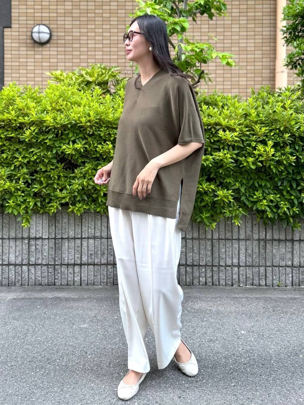 「高見え、着痩せ・細見え、体型カバー、ママコーデ、春コーデ、普通_GLOBAL WORK、スリム_GLOBAL WORK、きれいめ、高触感、抗菌・防臭、軽量、ウォッシャブル、ワイドパンツ、ニット、LOWRYS FARM」｜「LOWRYS FARMのダブルタックワイドパンツ　128594（スラックス、ホワイト系）」を使った、mahokurumaさん（レディース・172cm）の夏コーディネートの6枚目の写真
