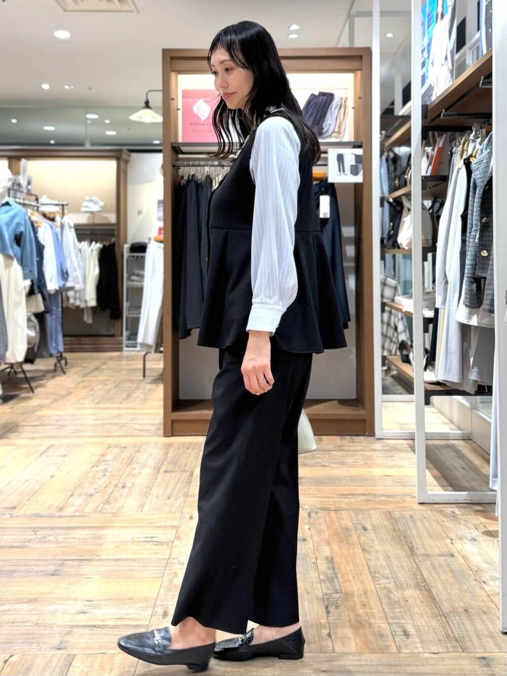 ブラック系のローファー、ブラック系のその他パンツ、ブルー系のシャツ/ブラウスを着用したレディースの春コーディネートの5枚目の写真