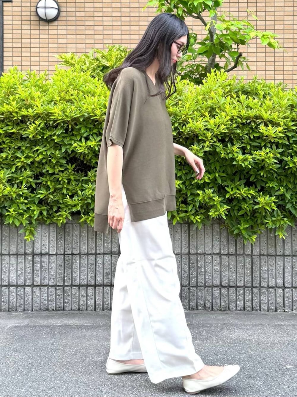 「高見え、着痩せ・細見え、体型カバー、ママコーデ、春コーデ、普通_GLOBAL WORK、スリム_GLOBAL WORK、きれいめ、高触感、抗菌・防臭、軽量、ウォッシャブル、ワイドパンツ、ニット、LOWRYS FARM」｜「LOWRYS FARMのダブルタックワイドパンツ　128594（スラックス、ホワイト系）」を使った、mahokurumaさん（レディース・172cm）の夏コーディネートの3枚目の写真