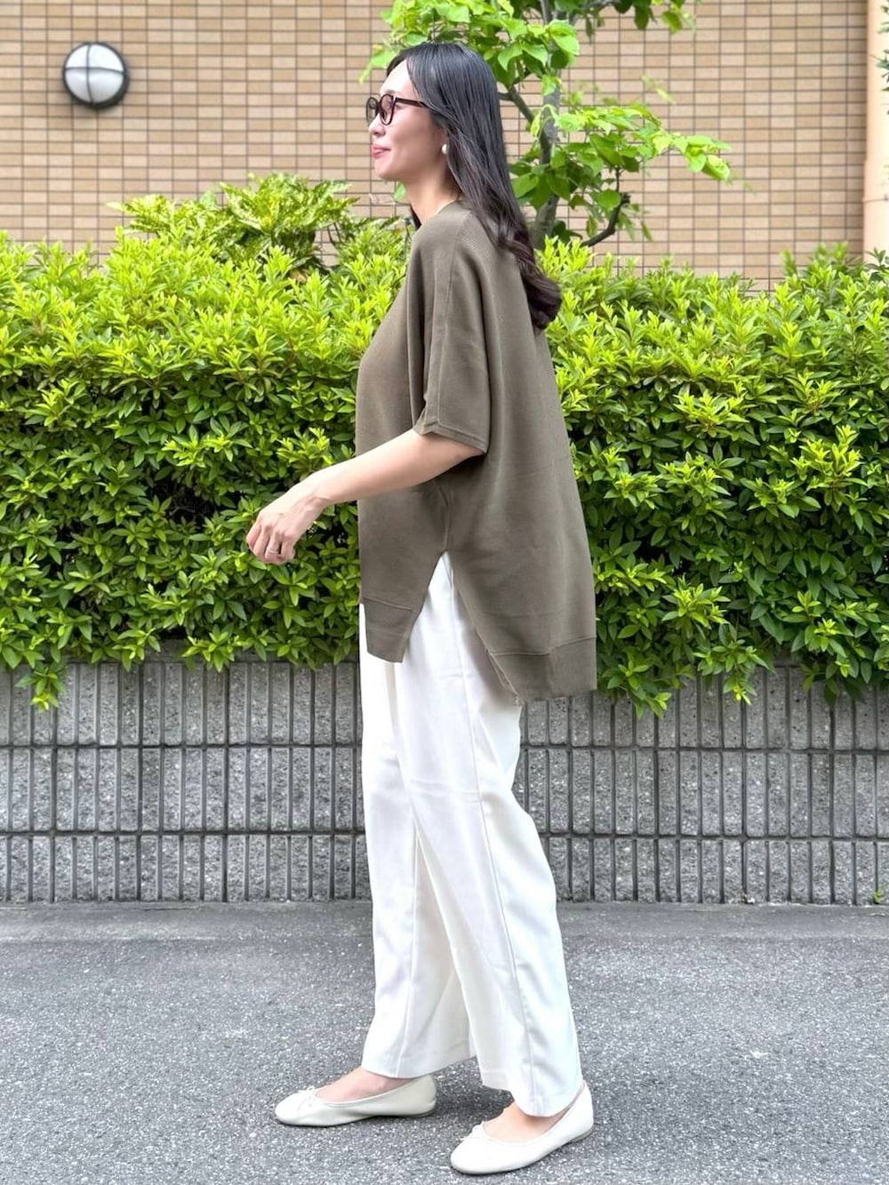 「高見え、着痩せ・細見え、体型カバー、ママコーデ、春コーデ、普通_GLOBAL WORK、スリム_GLOBAL WORK、きれいめ、高触感、抗菌・防臭、軽量、ウォッシャブル、ワイドパンツ、ニット、LOWRYS FARM」｜「LOWRYS FARMのダブルタックワイドパンツ　128594（スラックス、ホワイト系）」を使った、mahokurumaさん（レディース・172cm）の夏コーディネートの5枚目の写真