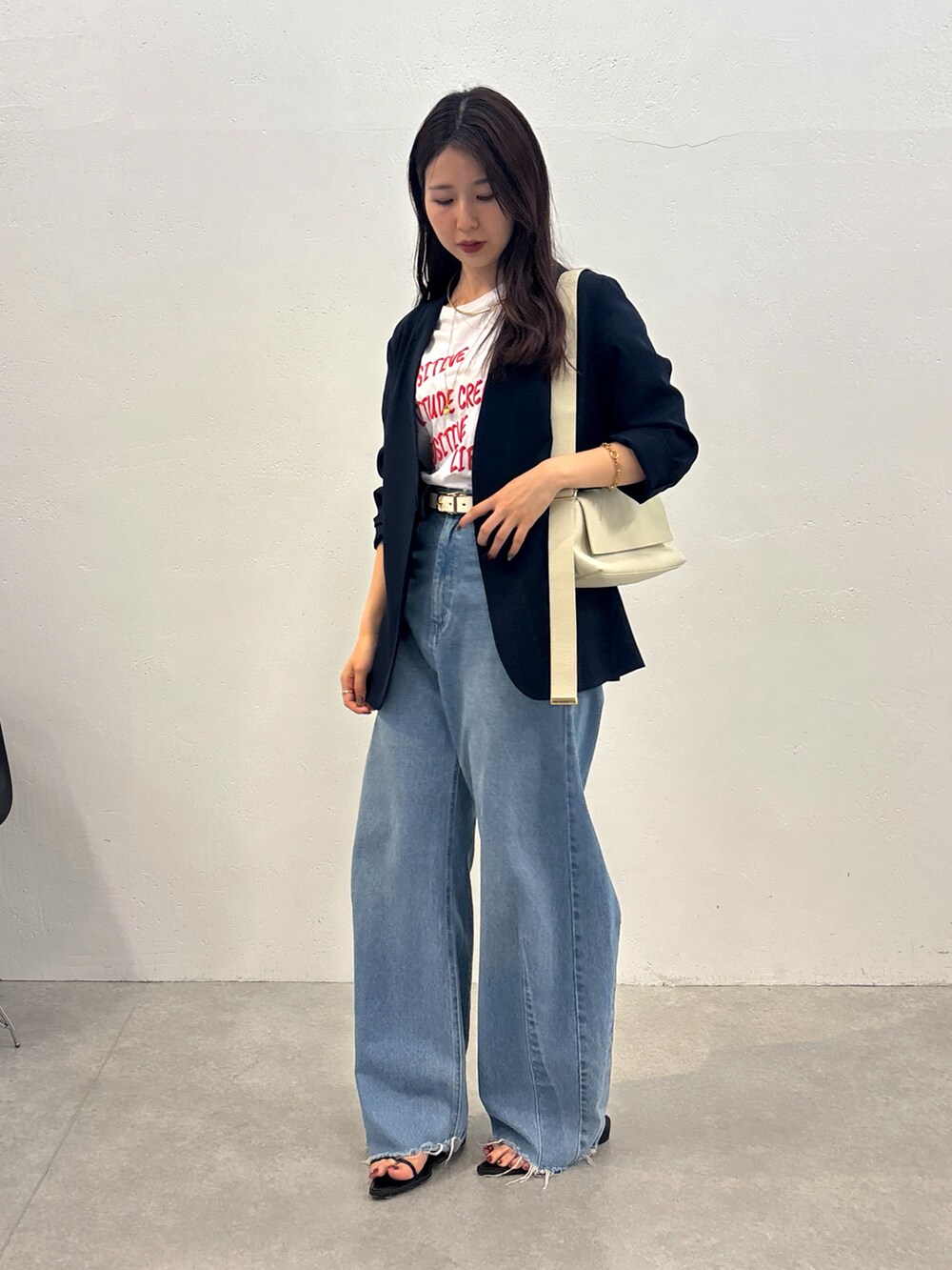 「サンダル、白Tシャツ、夏服コーデ、夏服、大人コーデ、オトナ女子、キレイめカジュアル」|「COLLAGE GALLARDAGALANTEのQ.anos/ブルージュデニム/WEB限定(デニムパンツ、ブルー系)」を使った、IGARASHIさん(骨格ウェーブ・レディース・167cm)の春コーディネートの2枚目の写真