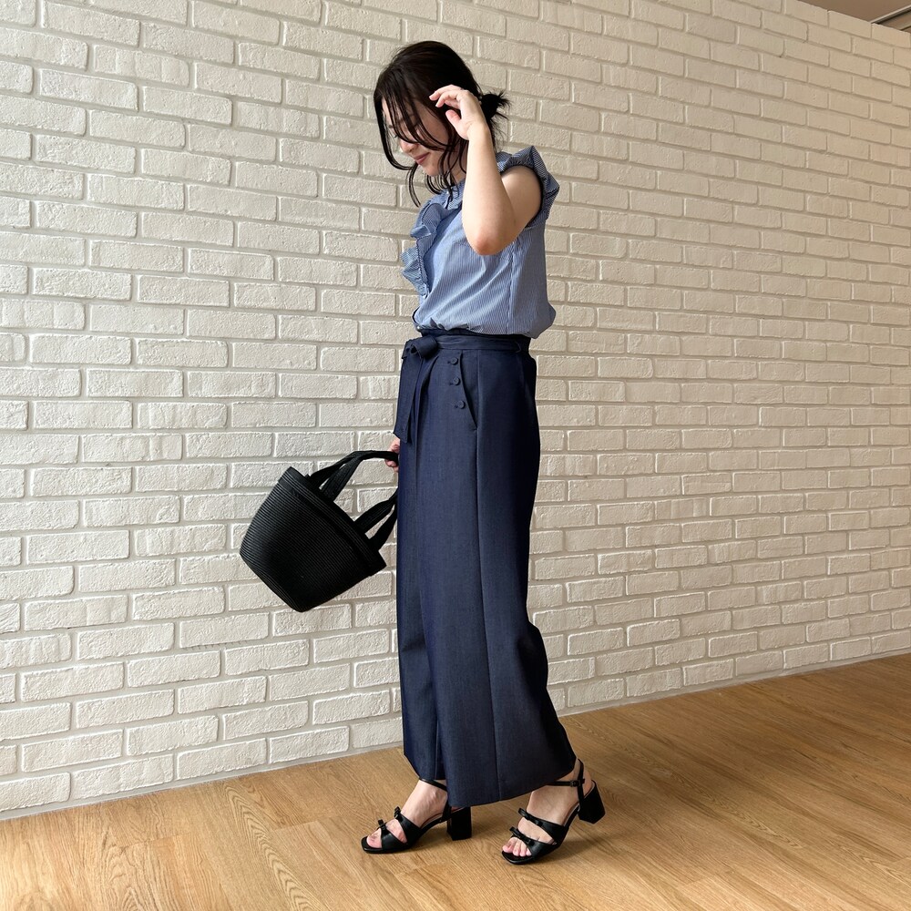 ブルー系のシャツ/ブラウス、ブルー系のその他パンツ、ブラック系のトートバッグを着用したレディースの夏コーディネートの2枚目の写真