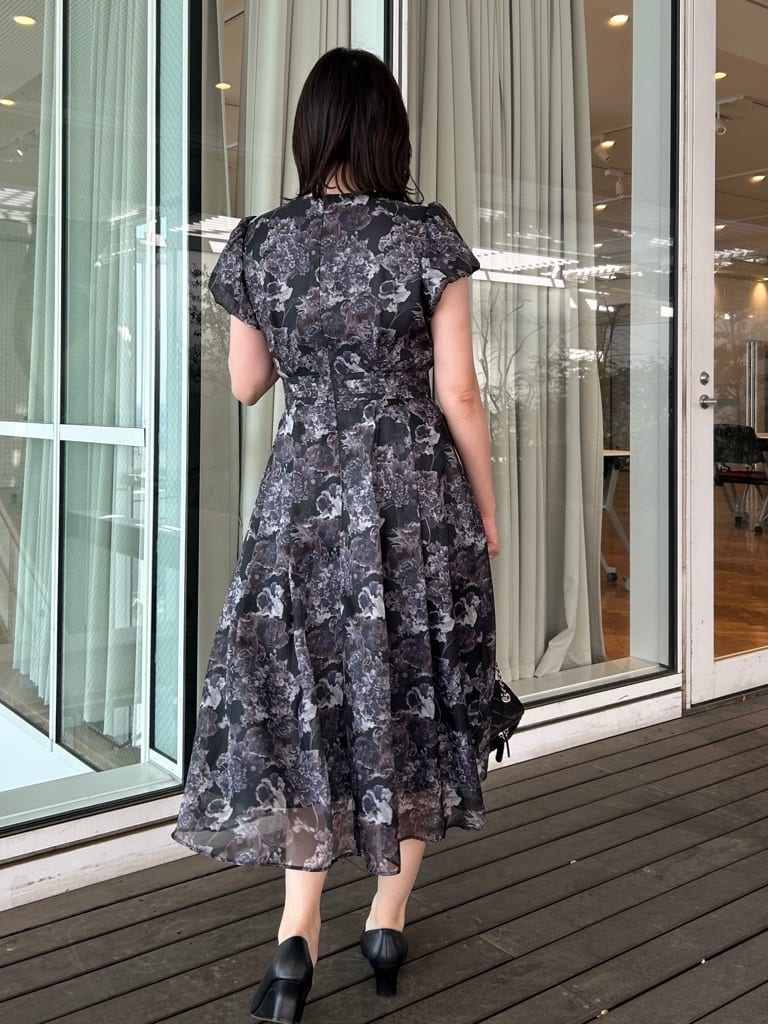 ブラック系のパンプス、ブラック系のシャツ/ブラウス、ホワイト系のカーディガン/ボレロを着用したレディースの春コーディネートの6枚目の写真