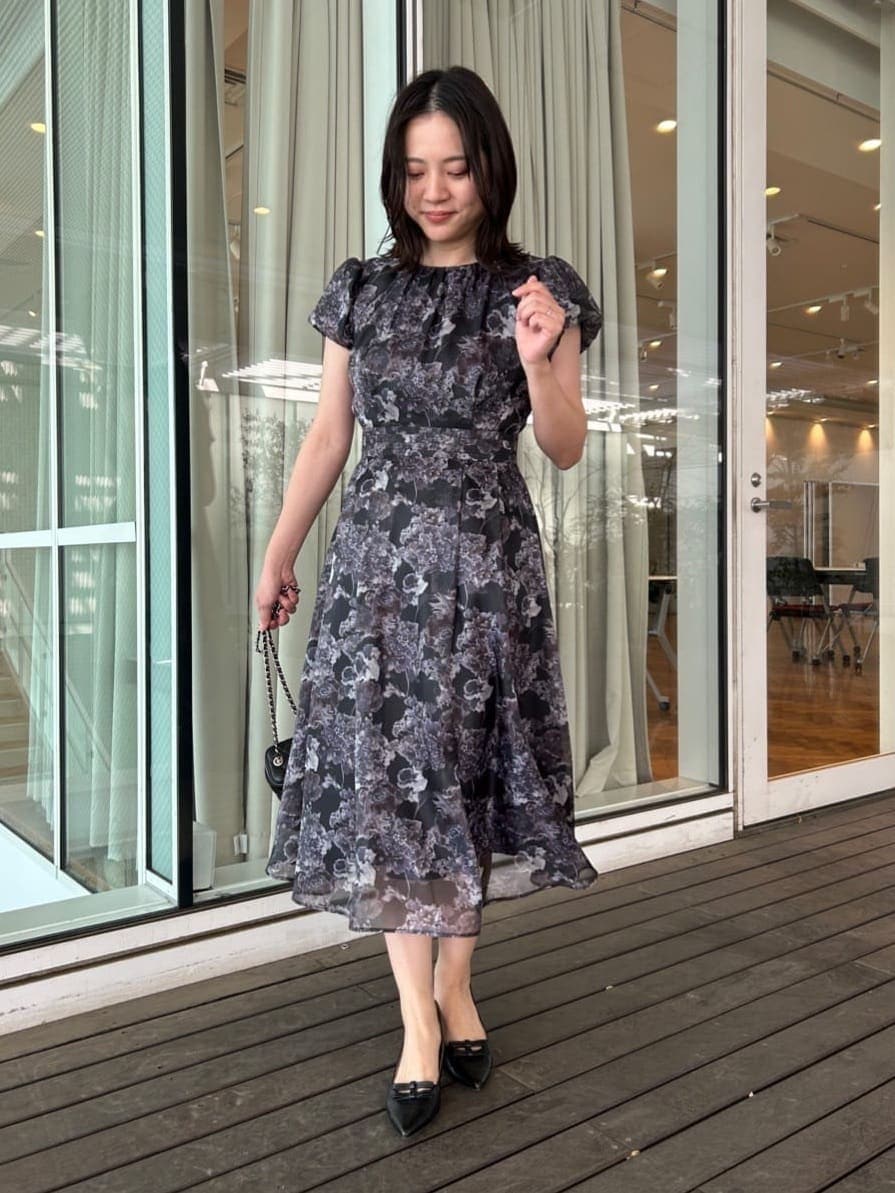 ブラック系のパンプス、ブラック系のシャツ/ブラウス、ホワイト系のカーディガン/ボレロを着用したレディースの春コーディネートの5枚目の写真