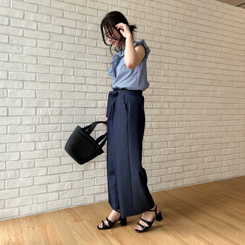 ブルー系のシャツ/ブラウス、ブルー系のその他パンツ、ブラック系のトートバッグを着用したレディースの夏コーディネートの2枚目の写真
