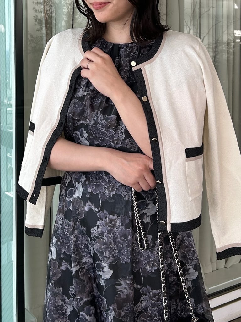 ブラック系のパンプス、ブラック系のシャツ/ブラウス、ホワイト系のカーディガン/ボレロを着用したレディースの春コーディネートの4枚目の写真