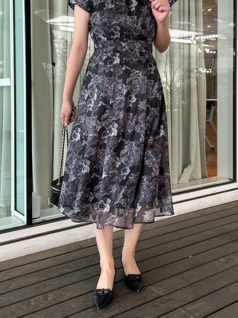 ブラック系のパンプス、ブラック系のシャツ/ブラウス、ホワイト系のカーディガン/ボレロを着用したレディースの春コーディネートの7枚目の写真