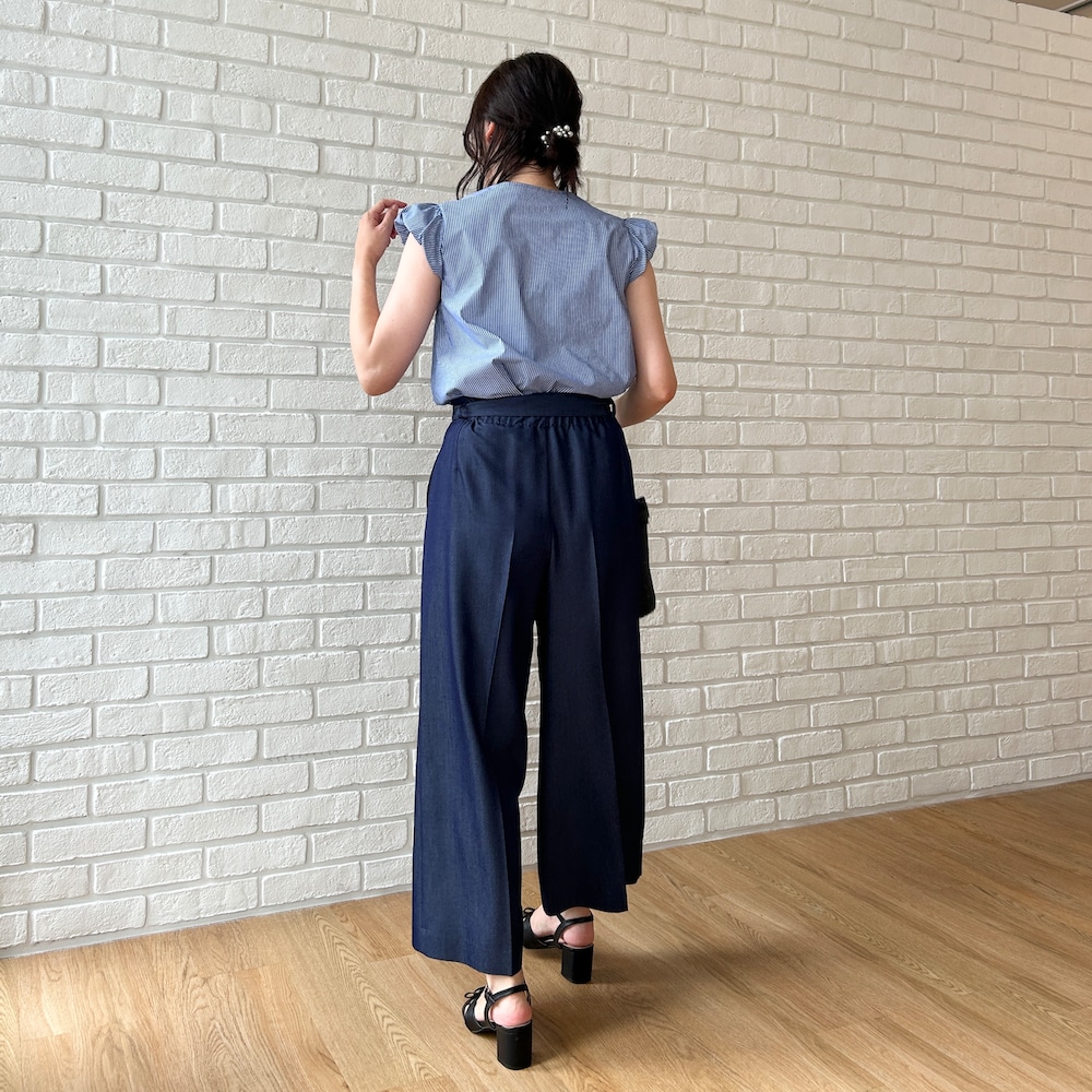 ブルー系のシャツ/ブラウス、ブルー系のその他パンツ、ブラック系のトートバッグを着用したレディースの夏コーディネートの3枚目の写真