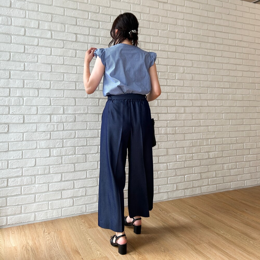 ブルー系のシャツ/ブラウス、ブルー系のその他パンツ、ブラック系のトートバッグを着用したレディースの夏コーディネートの3枚目の写真
