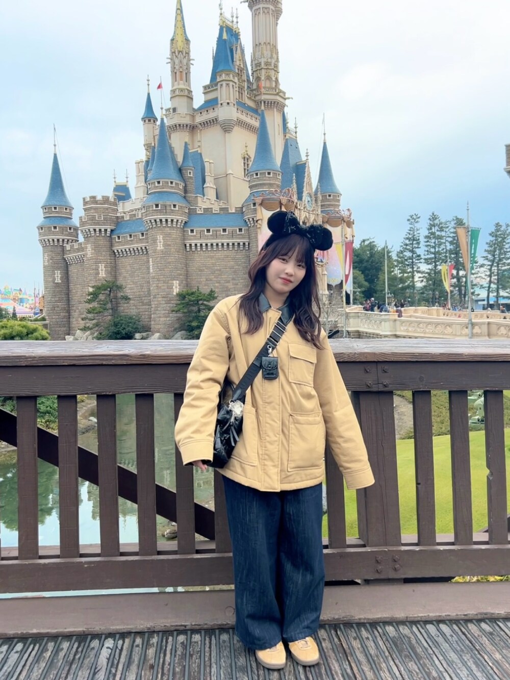 「ディズニーランド、スニーカーコーデ、おでかけコーデ」｜「ZARAのアイテム（ジャケット/アウター、ブラウン系）」を使った、nanachapiさん（レディース・157cm）の春コーディネートの2枚目の写真