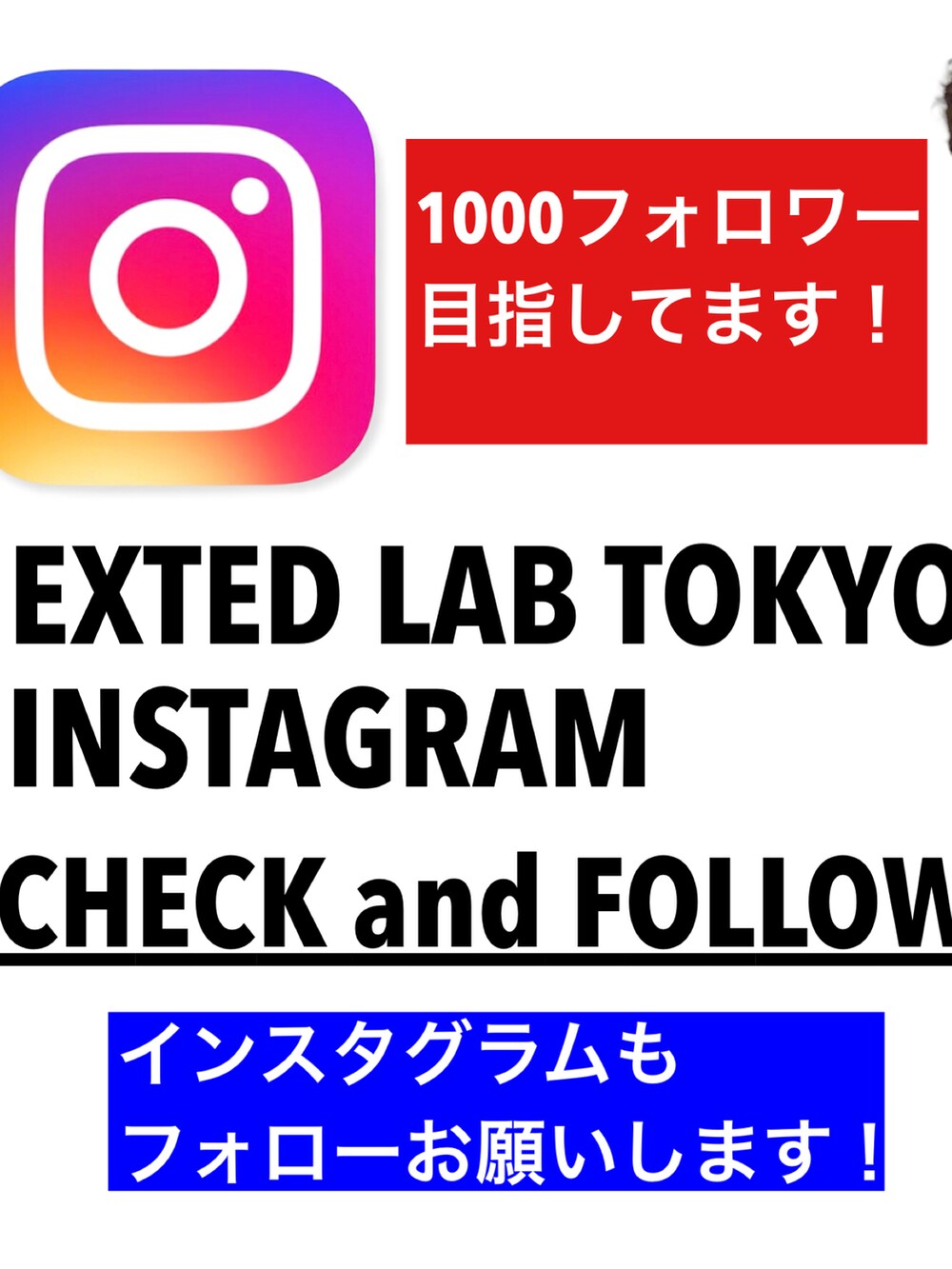 ベージュ系のTシャツ/カットソー、ブルー系のスラックス、ブルー系のテーラードジャケットを着用したメンズの春コーディネートの2枚目の写真