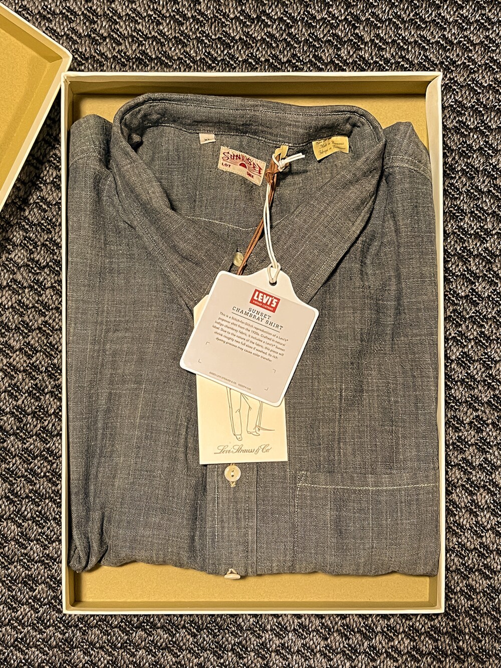 ブルー系のシャツ/ブラウス、ブルー系のデニムパンツ、ブラウン系のブーツを着用したメンズの夏コーディネートの4枚目の写真