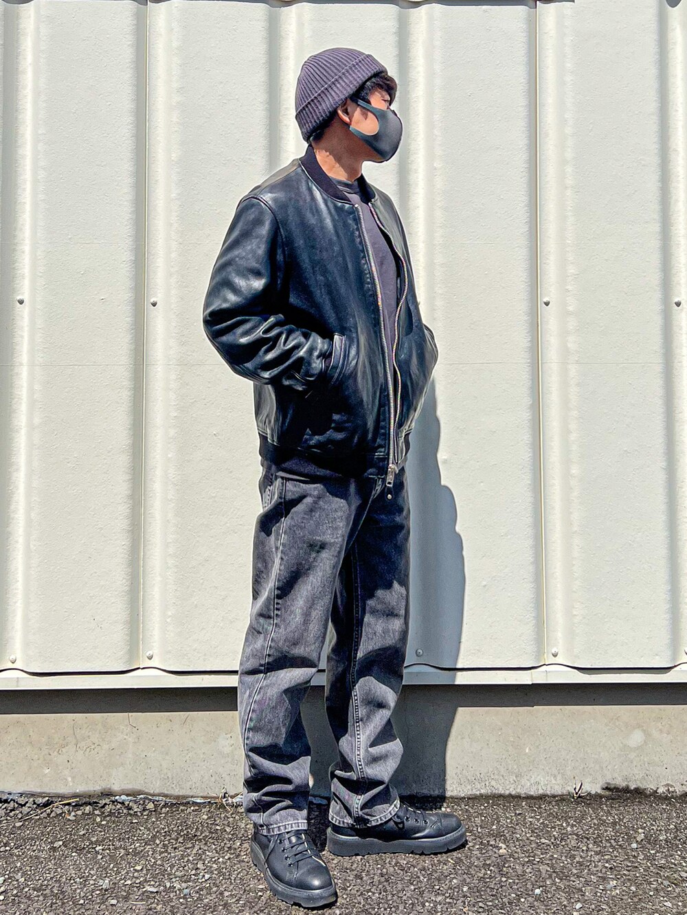 グレー系のTシャツ/カットソー、ブラック系のライダースジャケット、ブラック系のデニムパンツを着用したメンズの春コーディネートの2枚目の写真