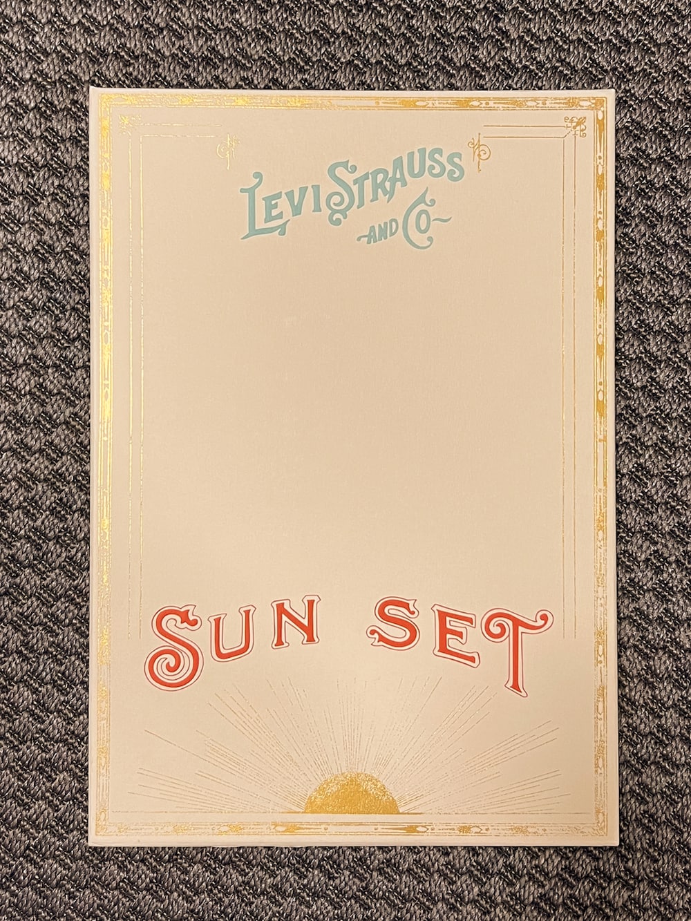 ブルー系のシャツ/ブラウス、ブルー系のデニムパンツ、ブラウン系のブーツを着用したメンズの夏コーディネートの3枚目の写真