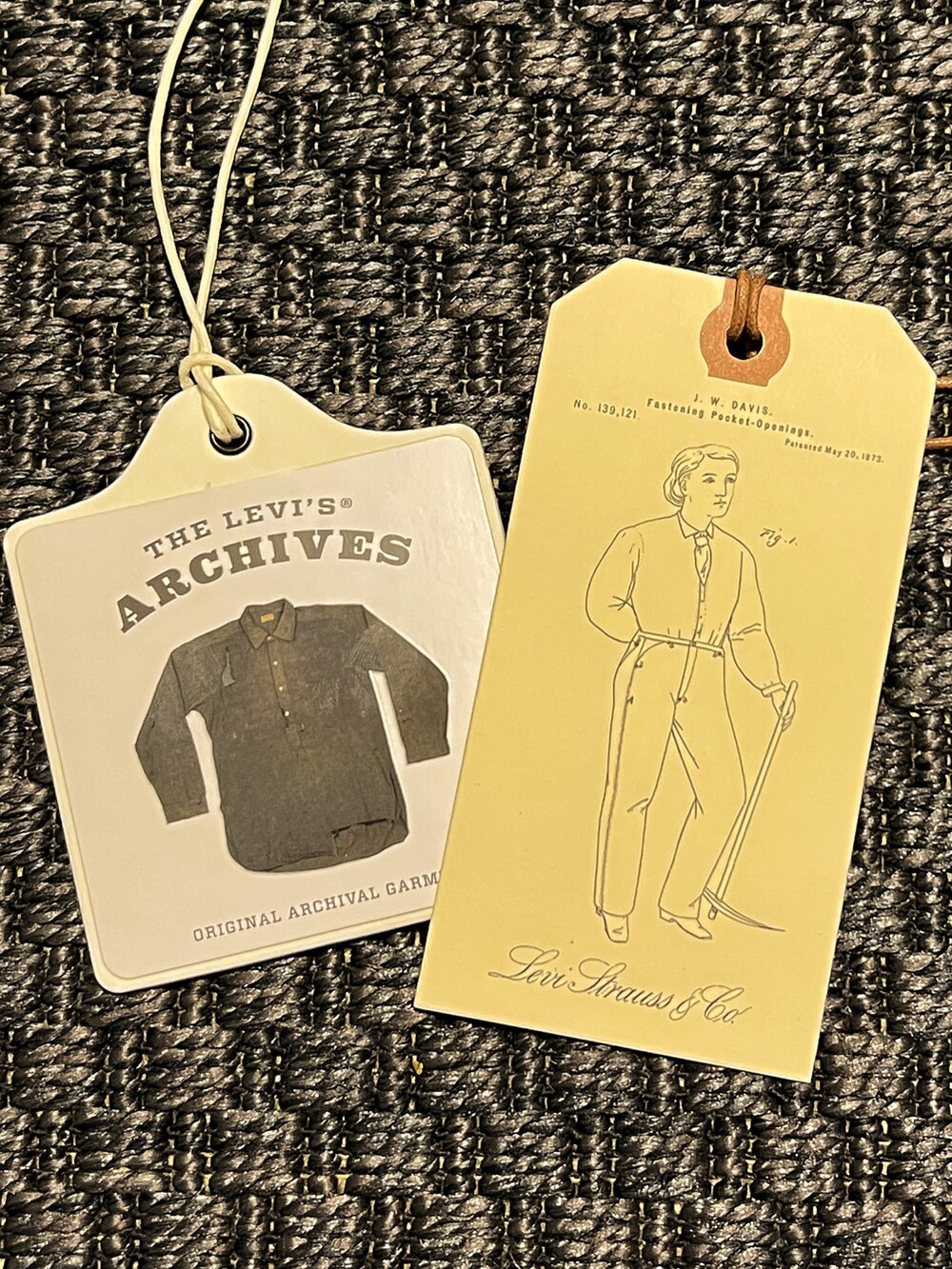 ブルー系のシャツ/ブラウス、ブルー系のデニムパンツ、ブラウン系のブーツを着用したメンズの夏コーディネートの2枚目の写真