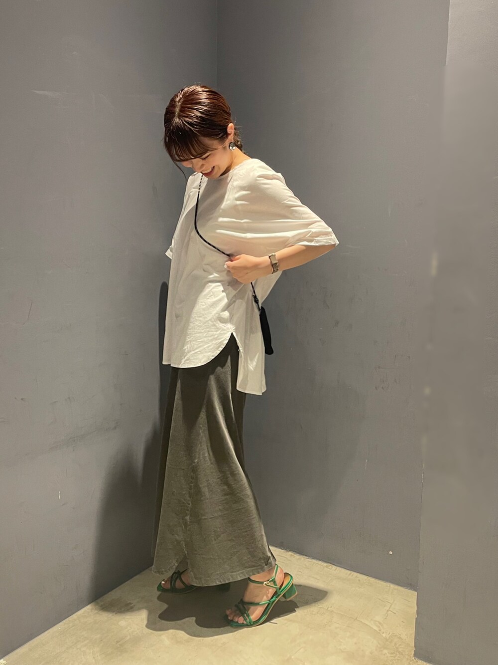 ホワイト系のTシャツ/カットソー、ブラック系のショルダーバッグ、グレー系のスカートを着用したレディースの夏コーディネートの2枚目の写真