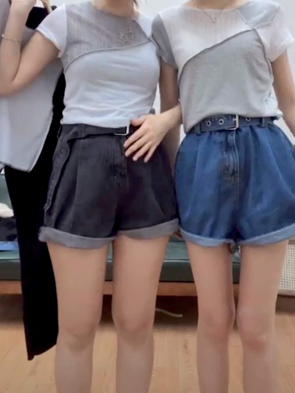 グレー系のトップスを着用したレディースの春コーディネートの3枚目の写真