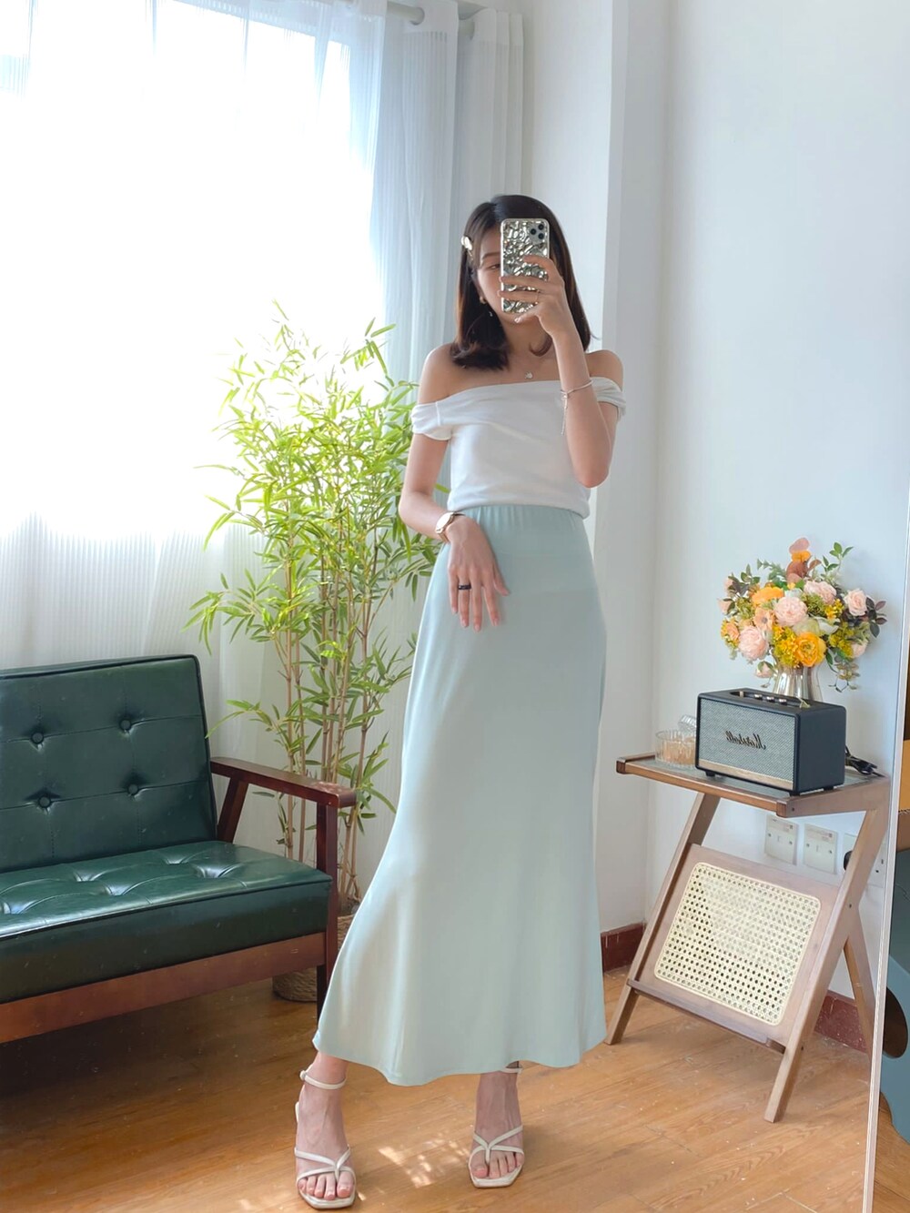 ホワイト系のトップスを着用したレディースの春コーディネートの2枚目の写真