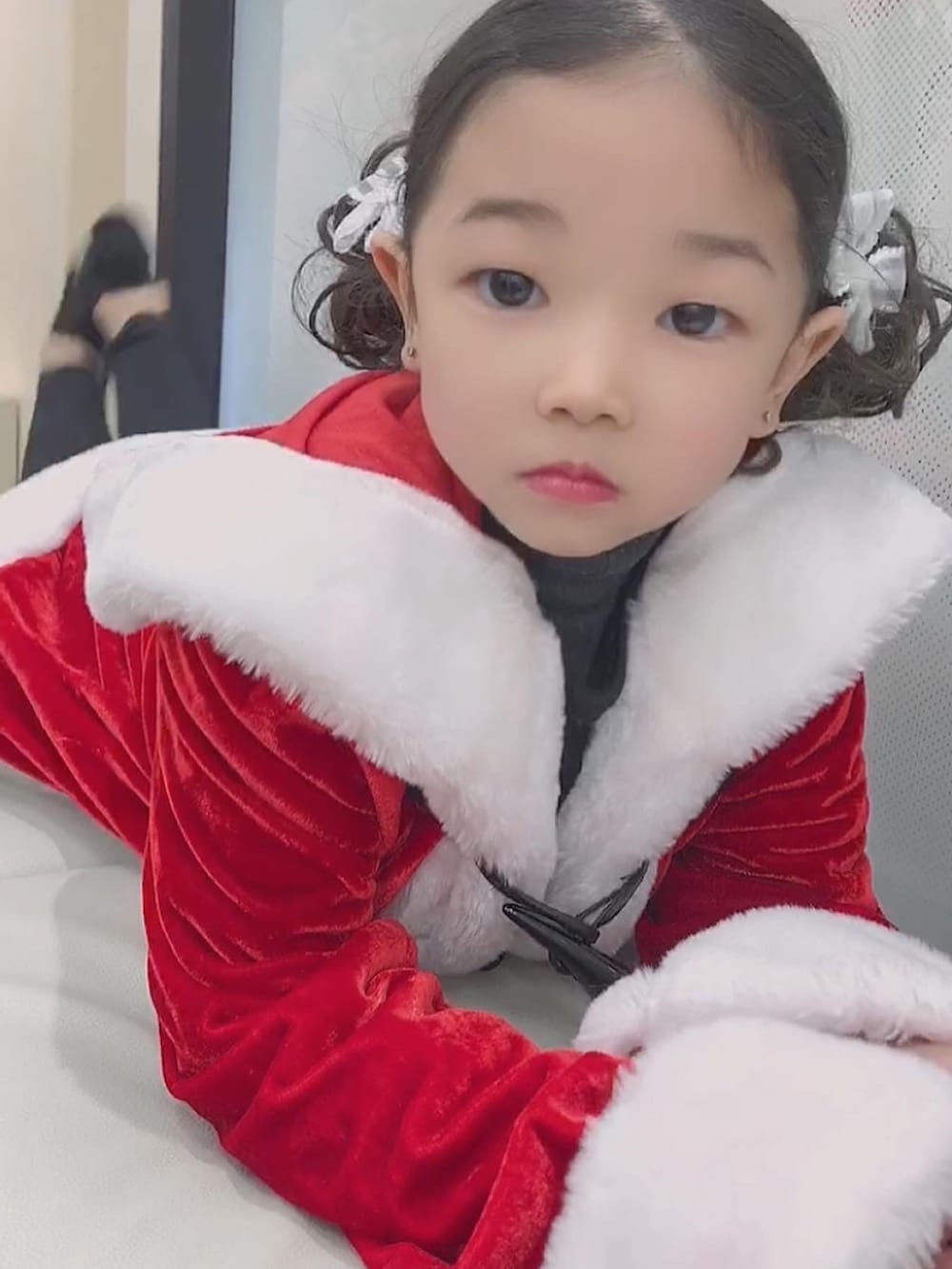 ブラック系のブーツ、ブラック系のワンピース、グレー系のトップスを着用したキッズの春コーディネートの2枚目の写真