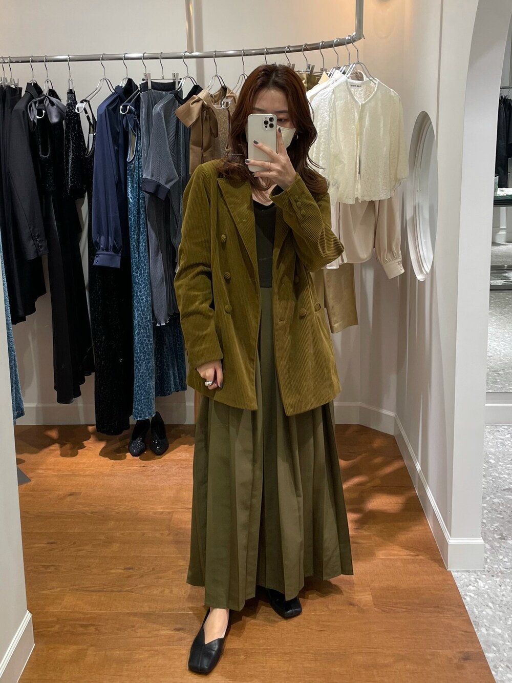 グリーン系のテーラードジャケット、ホワイト系のTシャツ/カットソー、グリーン系のワンピースを着用したレディースの春コーディネートの2枚目の写真