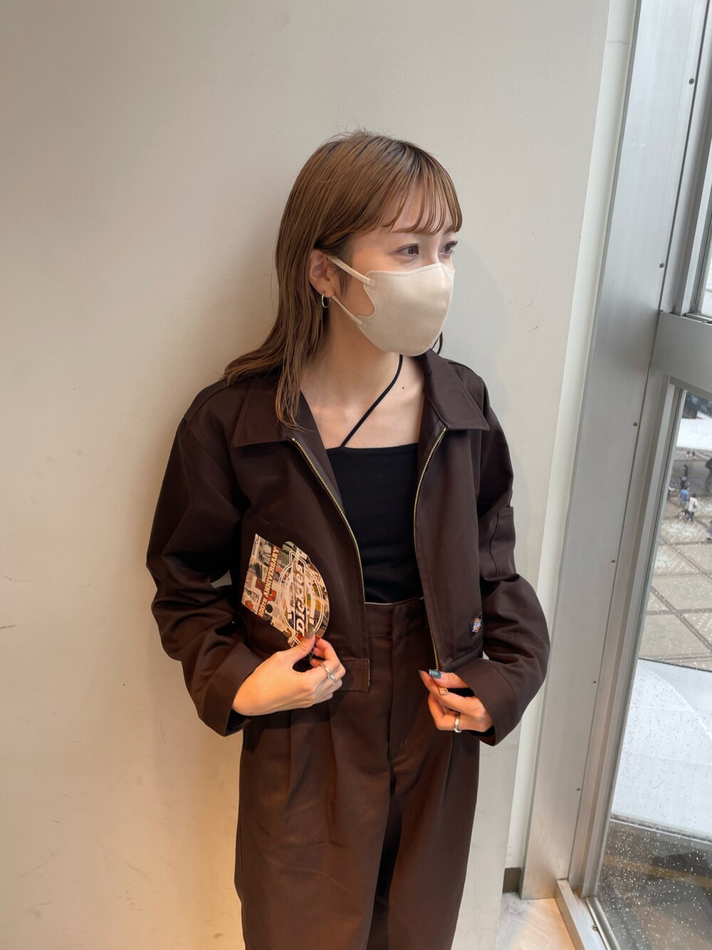 ブラウン系のその他パンツ、ホワイト系のブーツ、ブラウン系のその他アウターを着用したレディースの秋コーディネートの2枚目の写真