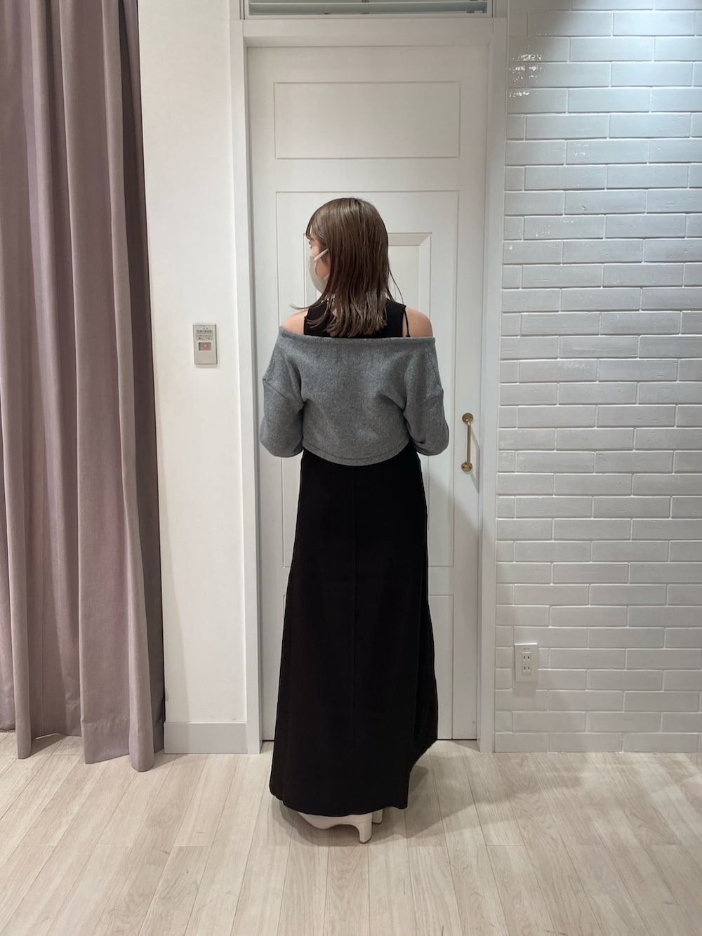 ブラウン系のワンピース、ホワイト系のブーツを着用したレディースの秋コーディネートの2枚目の写真