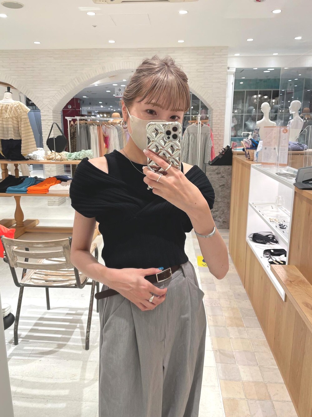 グレー系のスラックス、ブラック系のサンダル、ブラック系のニット/セーターを着用したレディースの夏コーディネートの2枚目の写真