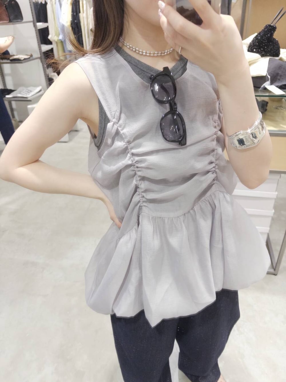 「KBF、newarrival、低身長コーデ、ラフコーデ、シアートップス、お出かけコーデ、レイヤードコーデ、おでかけコーデ、旅行コーデ、ブルベ夏コーデ、トレンドシアーアイテム」｜「RODE SKOのチェーン付きスパンコールバッグ（ショルダーバッグ、ブラック系）」を使った、さやかさん（レディース・152cm）の夏コーディネートの3枚目の写真
