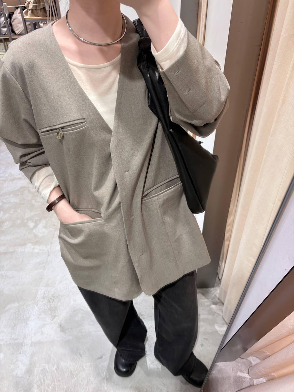 ブラック系のその他シューズ、グレー系のノーカラージャケット、ホワイト系のTシャツ/カットソーを着用したレディースの冬コーディネートの4枚目の写真