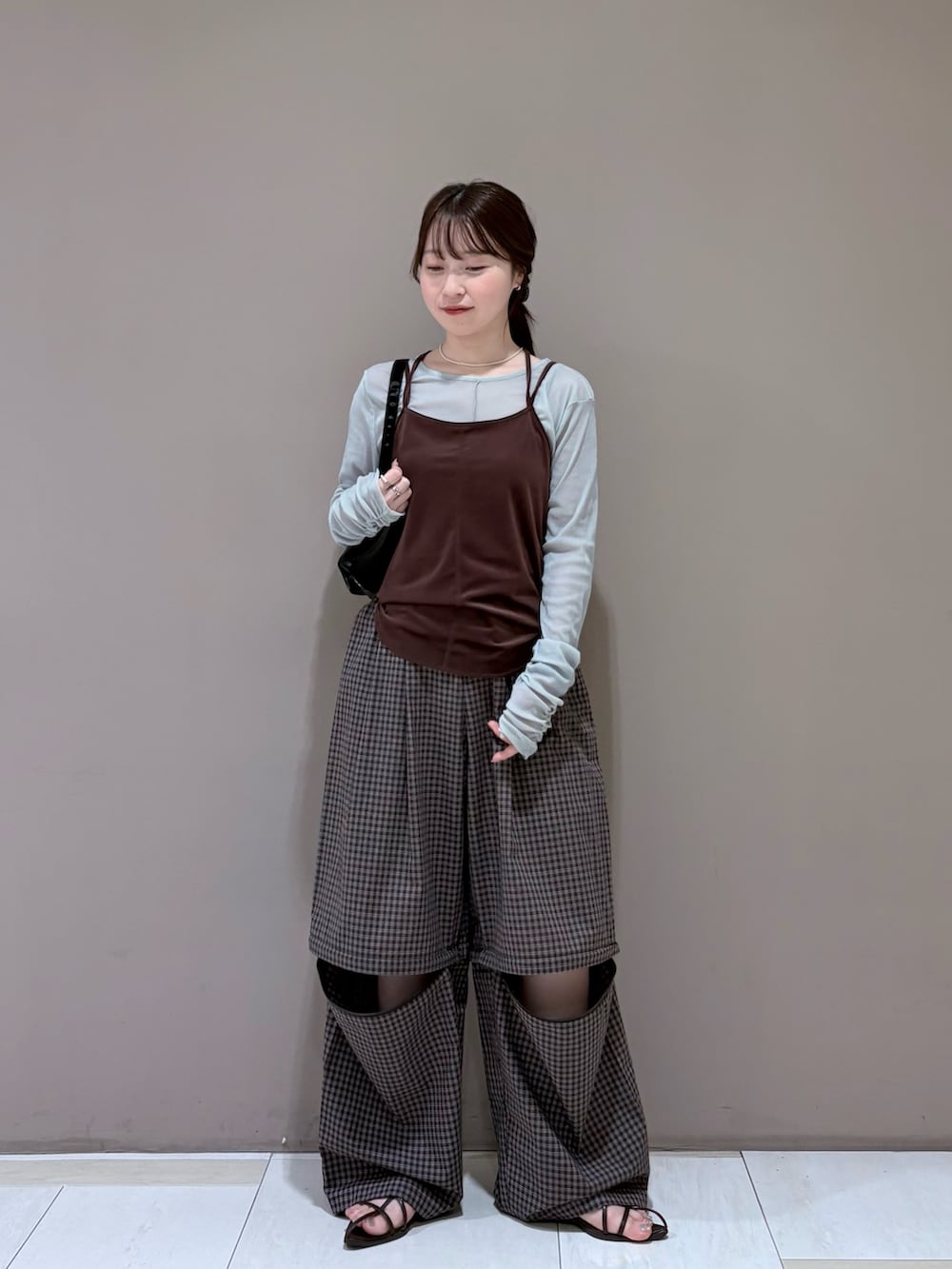 ブラウン系のサンダル、ブラウン系のその他パンツ、ブルー系のTシャツ/カットソーを着用したレディースの夏コーディネートの2枚目の写真