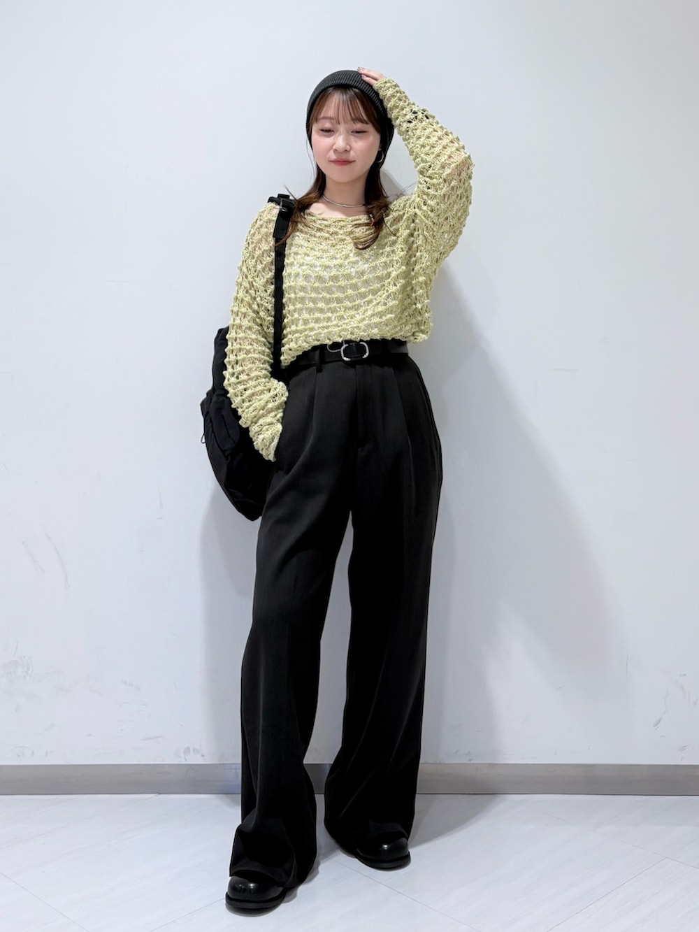 ブラック系のサンダル、グレー系のその他パンツ、グリーン系のニット/セーターを着用したレディースの春コーディネートの4枚目の写真