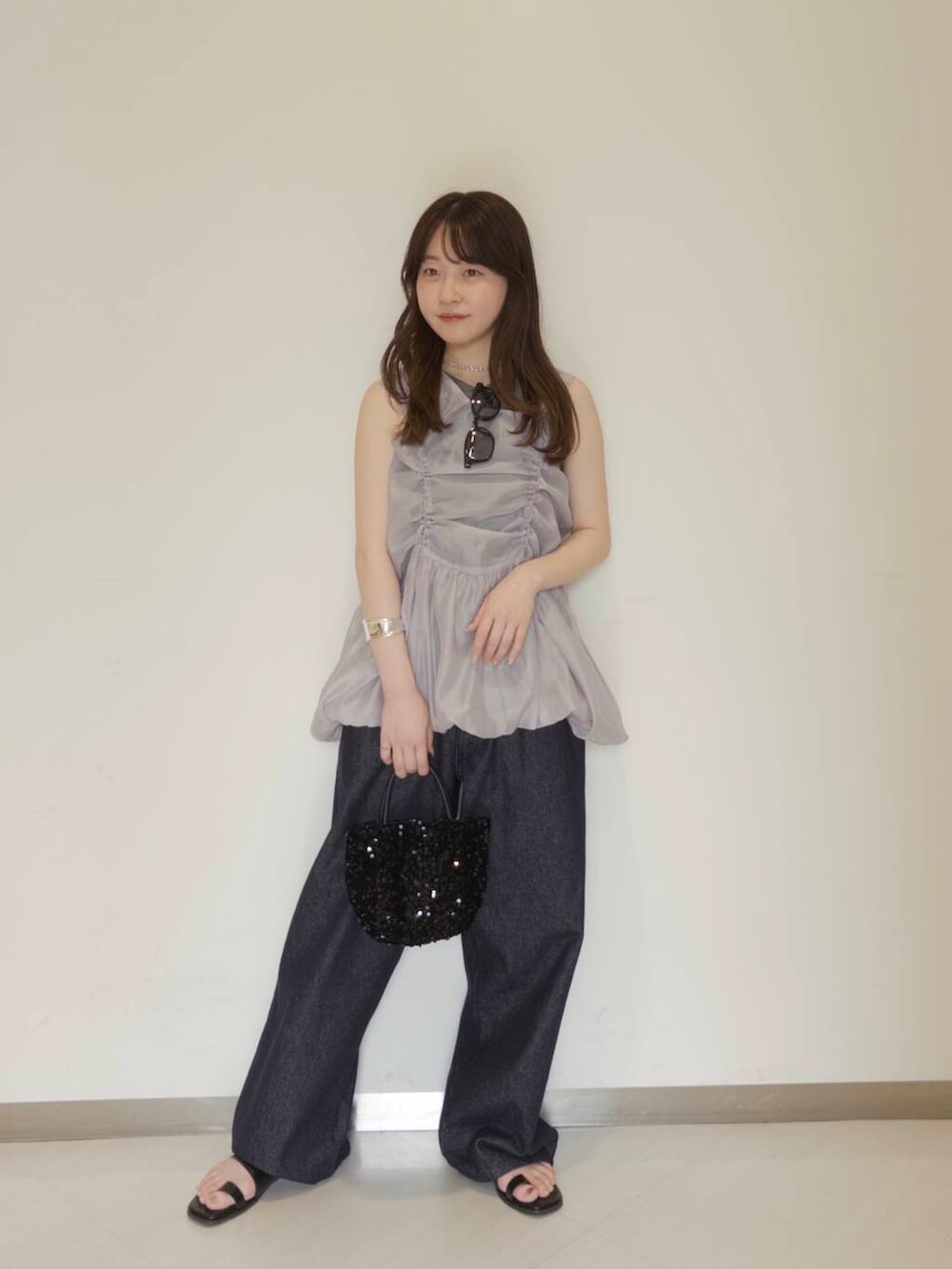 「KBF、newarrival、低身長コーデ、ラフコーデ、シアートップス、お出かけコーデ、レイヤードコーデ、おでかけコーデ、旅行コーデ、ブルベ夏コーデ、トレンドシアーアイテム」｜「RODE SKOのチェーン付きスパンコールバッグ（ショルダーバッグ、ブラック系）」を使った、さやかさん（レディース・152cm）の夏コーディネートの2枚目の写真