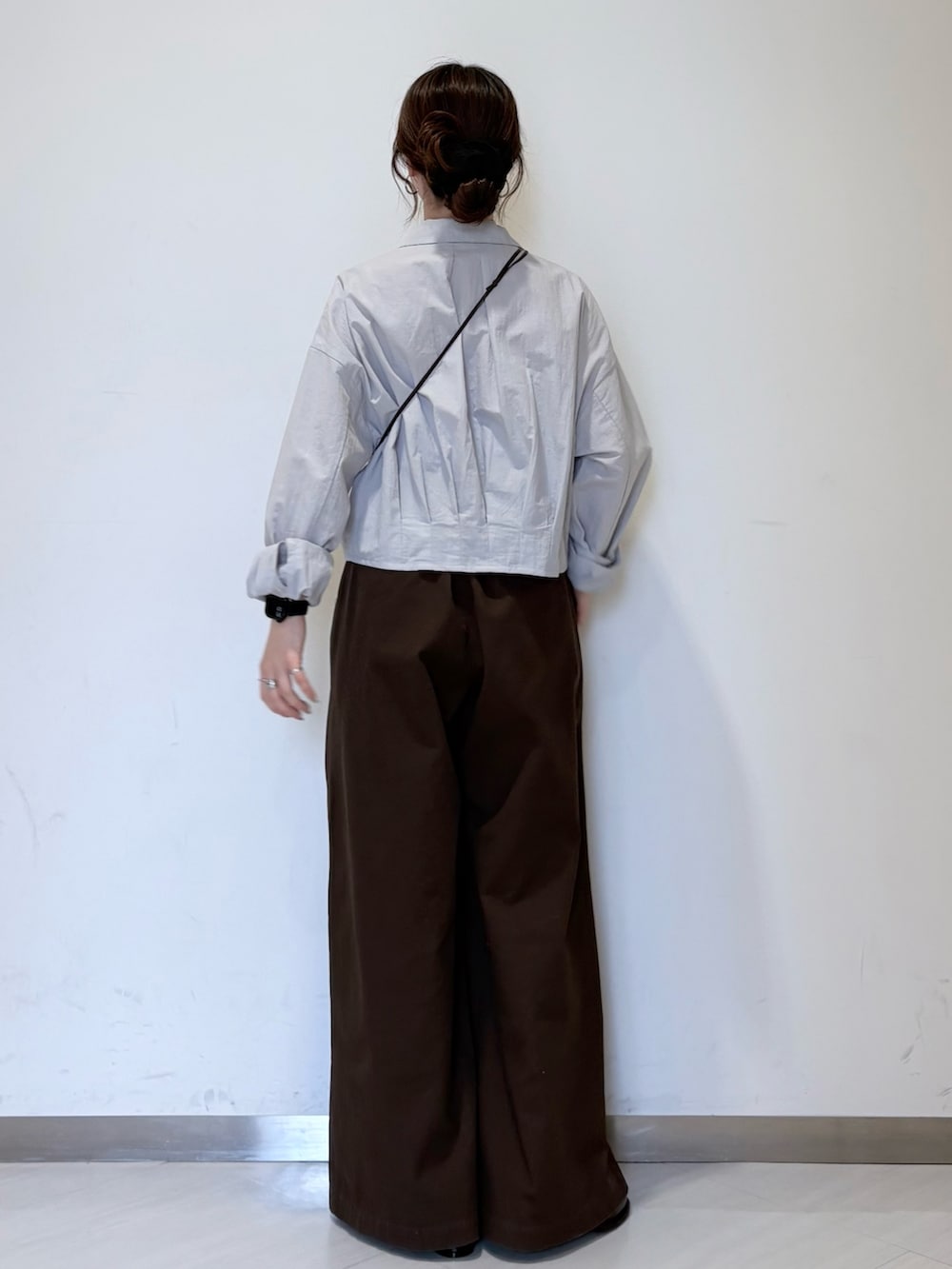 ブルー系のシャツ/ブラウス、ブラウン系のその他パンツ、ブラック系のサンダルを着用したレディースの春コーディネートの4枚目の写真