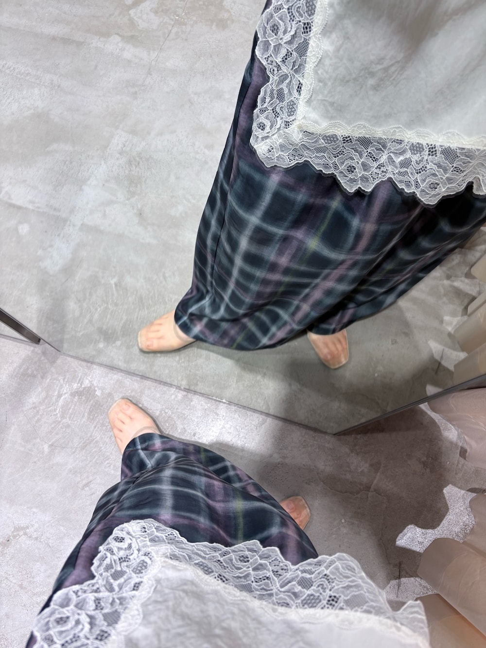 グリーン系のその他パンツ、ホワイト系のハンドバッグ、ホワイト系のキャミソールを着用したレディースの春コーディネートの6枚目の写真