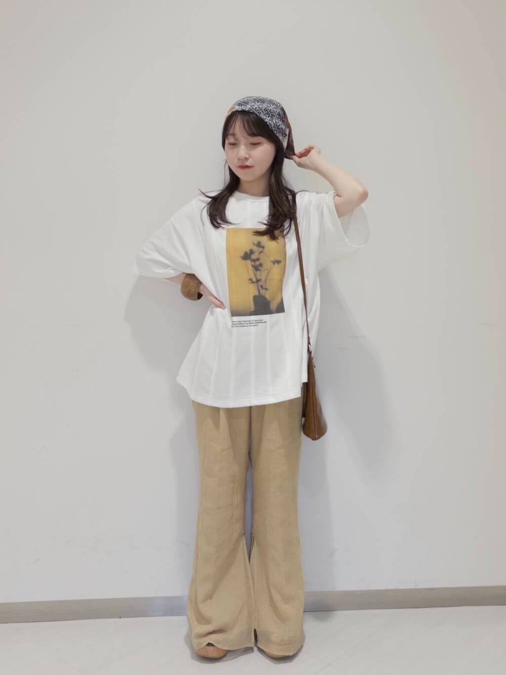 「ワントーンコーデ、KBF、春コーデ、newarrival、休日スタイル、ラフコーデ、サンダルコーデ、お出かけコーデ、おでかけコーデ、スカーフコーデ、旅行コーデ、春カラーコーデ、初夏パンツ、夏の涼しげパンツコーデ」｜「KBFのフラワープリントビッグスカーフ（バンダナ/スカーフ、ブラウン系）」を使った、さやかさん（レディース・152cm）の夏コーディネートの2枚目の写真