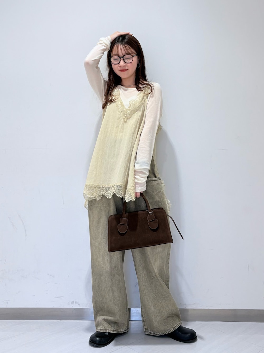 ホワイト系のTシャツ/カットソー、ベージュ系のキャミソール、ブラック系のその他シューズを着用したレディースの冬コーディネートの6枚目の写真