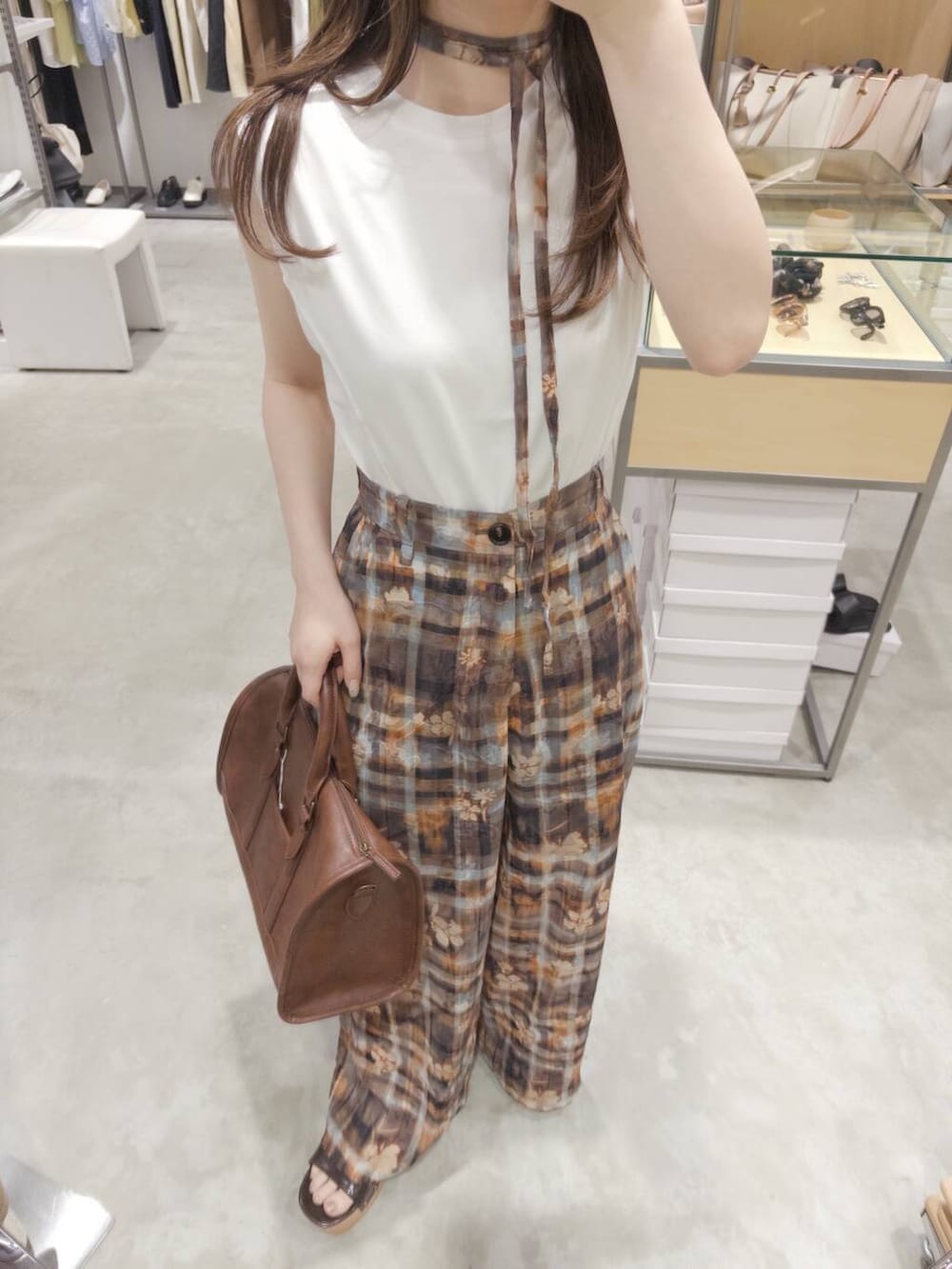 「KBF、夏コーデ、newarrival、休日スタイル、低身長コーデ、ラフコーデ、初夏パンツ、夏の涼しげパンツコーデ、トレンドシアーアイテム」｜「KBFのヴィンテージライクボストンBAG（ボストンバッグ、ブラウン系）」を使った、さやかさん（レディース・152cm）の夏コーディネートの4枚目の写真