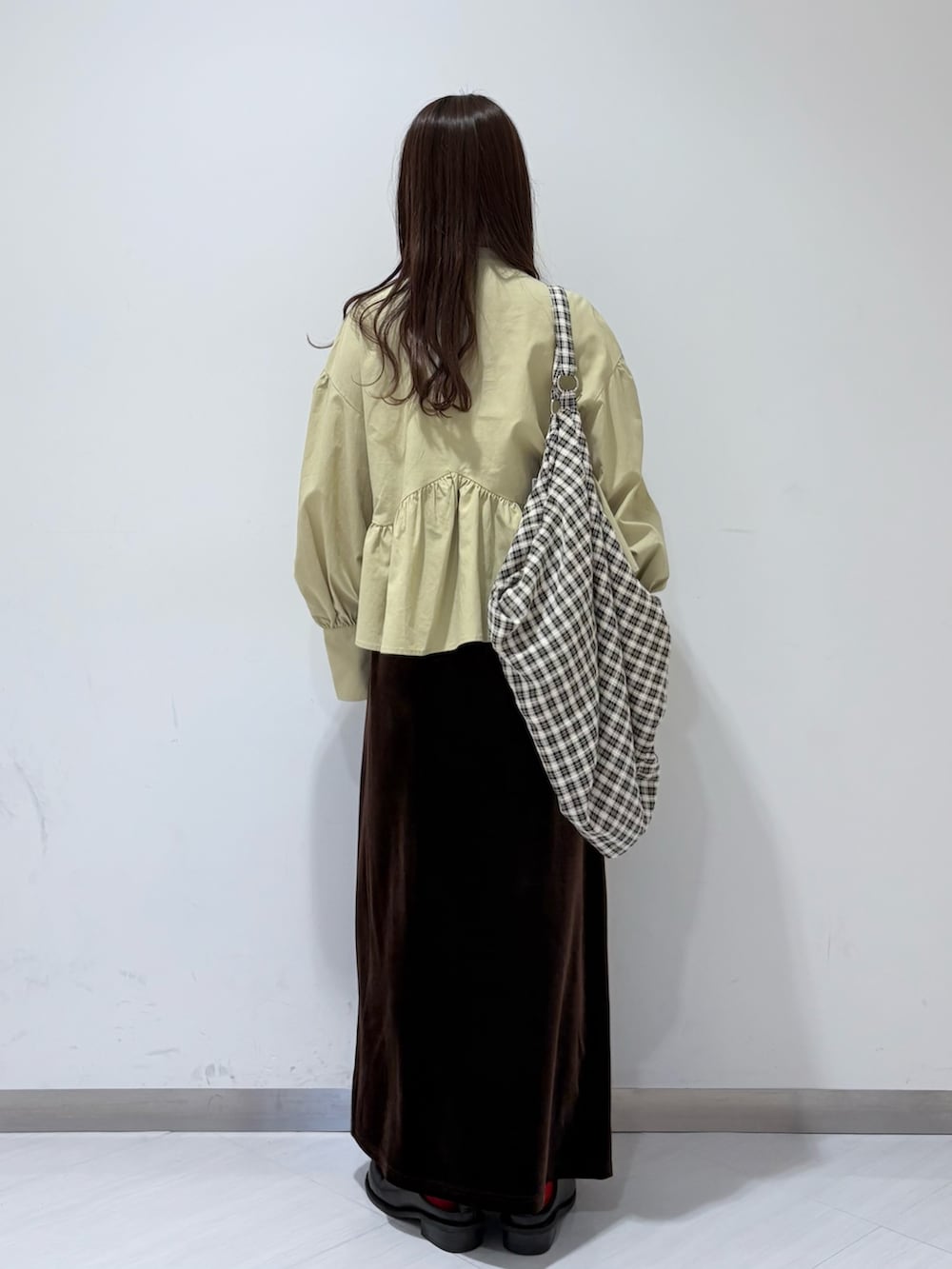 イエロー系のシャツ/ブラウス、ブラウン系のスカート、ブラック系のその他シューズを着用したレディースの秋コーディネートの3枚目の写真