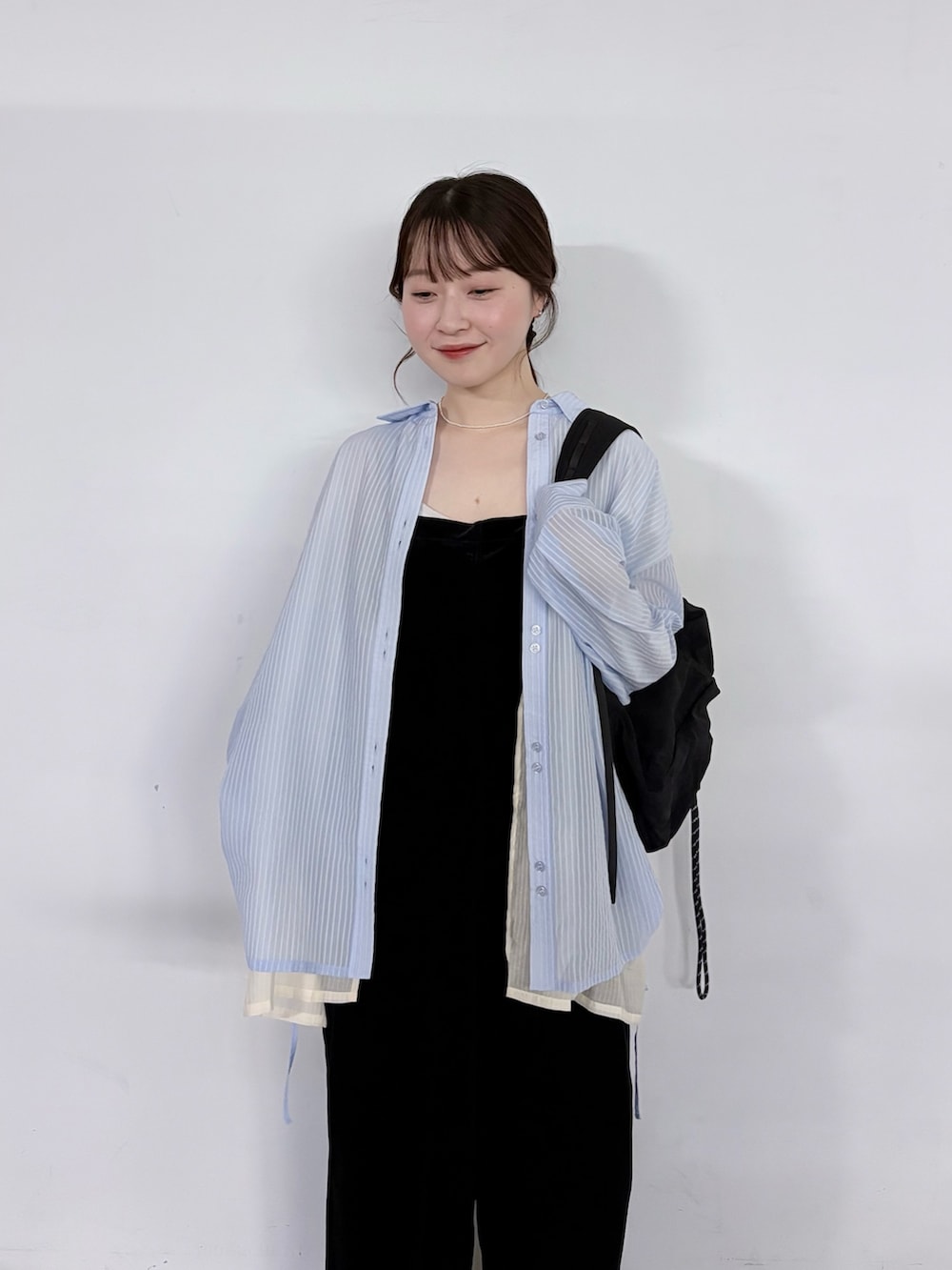 ブルー系のシャツ/ブラウス、ブラック系のその他パンツを着用したレディースの夏コーディネートの2枚目の写真