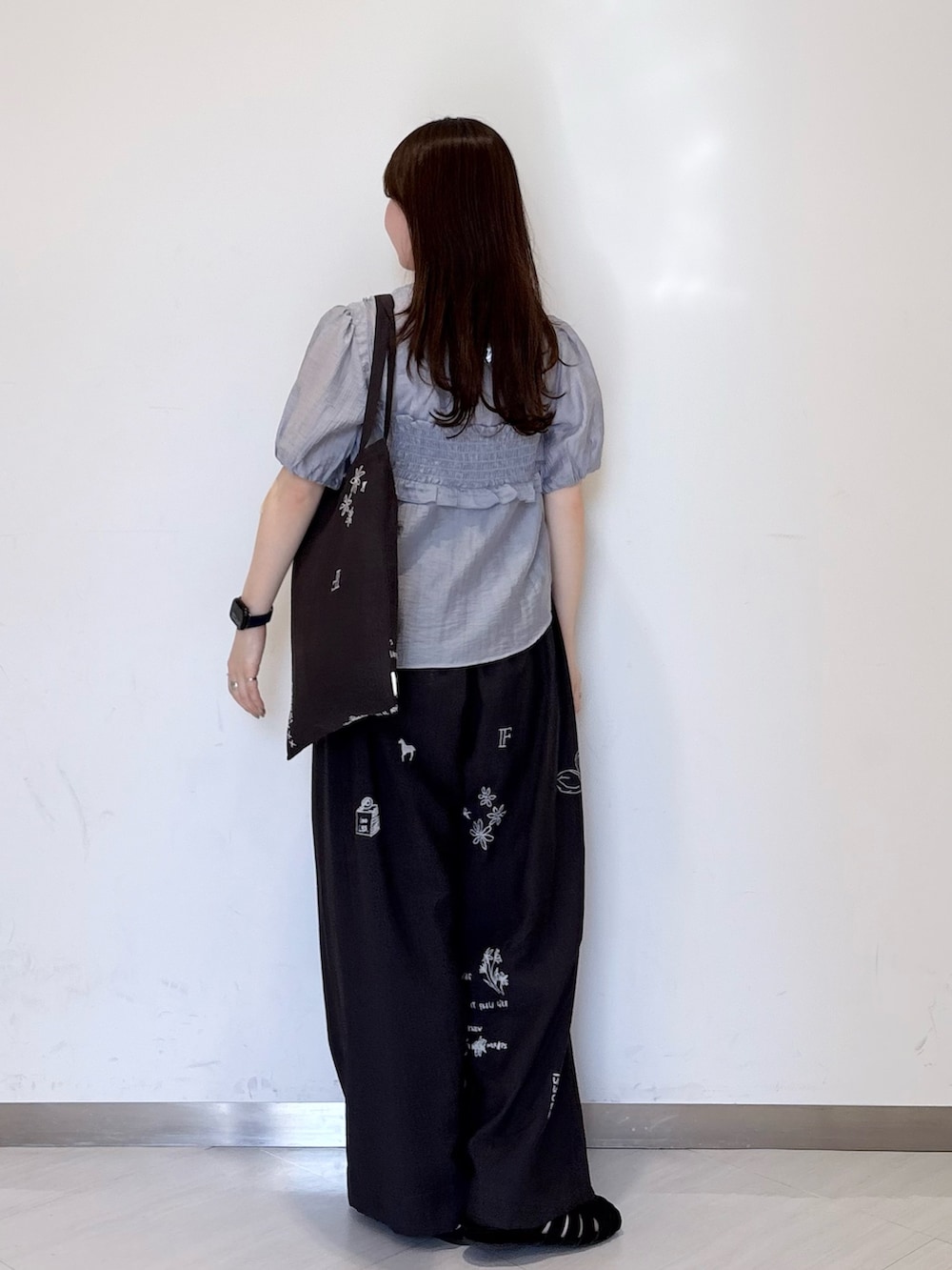 ブルー系のシャツ/ブラウス、ブラック系のサンダル、グレー系のその他パンツを着用したレディースの春コーディネートの2枚目の写真