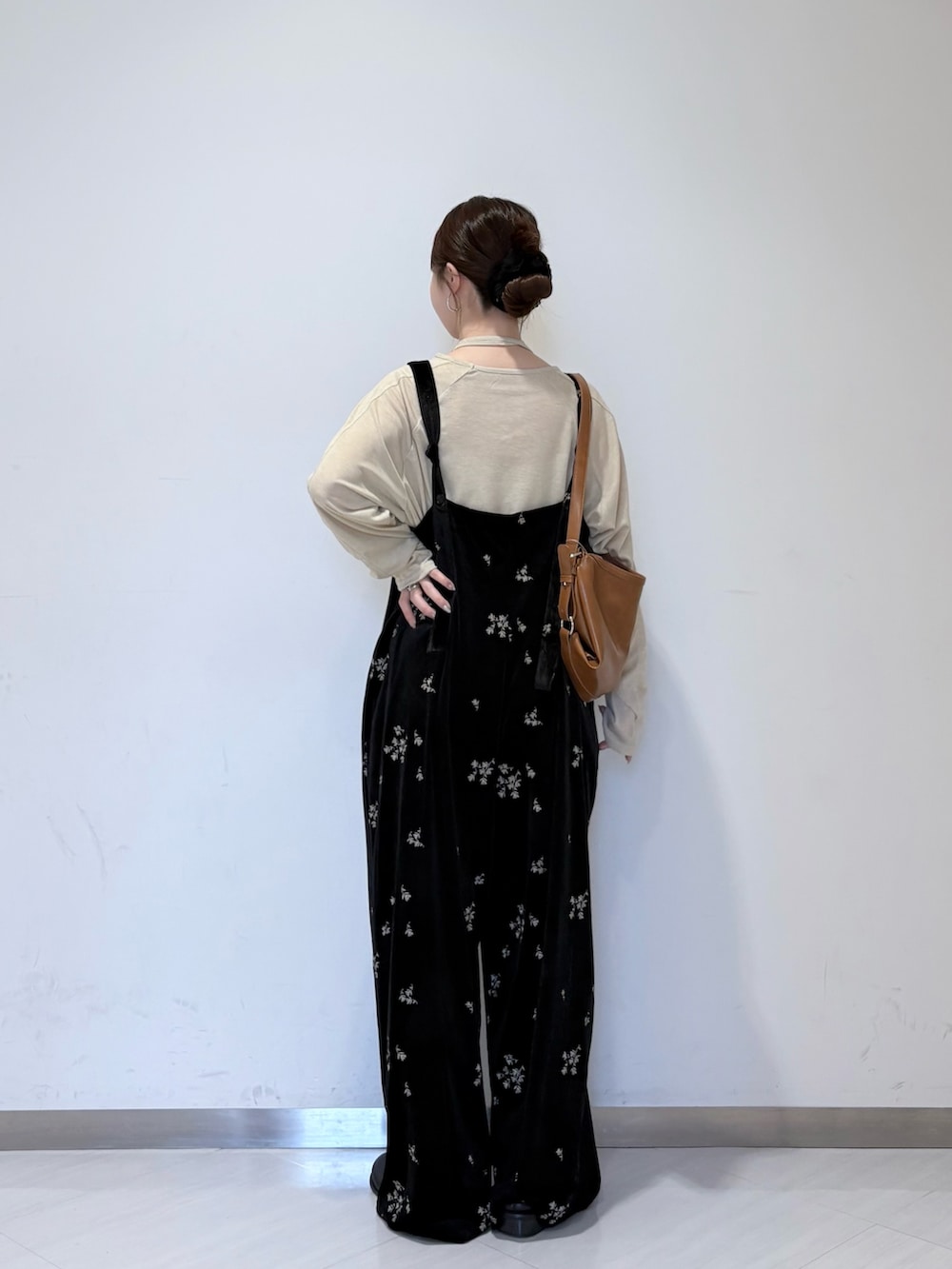ホワイト系のTシャツ/カットソー、ブラック系のその他パンツ、イエロー系のショルダーバッグを着用したレディースの秋コーディネートの4枚目の写真