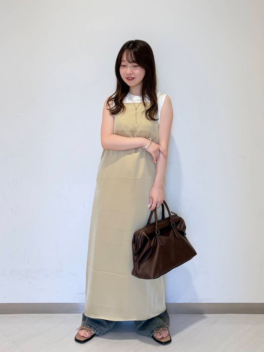 「デニム、KBF、レイヤード、夏コーデ、newarrival、休日スタイル、低身長コーデ、キャミワンピ、お出かけコーデ、おでかけコーデ、旅行コーデ、ブルベ夏コーデ、私が選ぶセールアイテム25ss」｜「KBFの『2サイズ展開』ドローストリングデニム（デニムパンツ、ブルー系）」を使った、さやかさん（レディース・152cm）の夏コーディネートの2枚目の写真