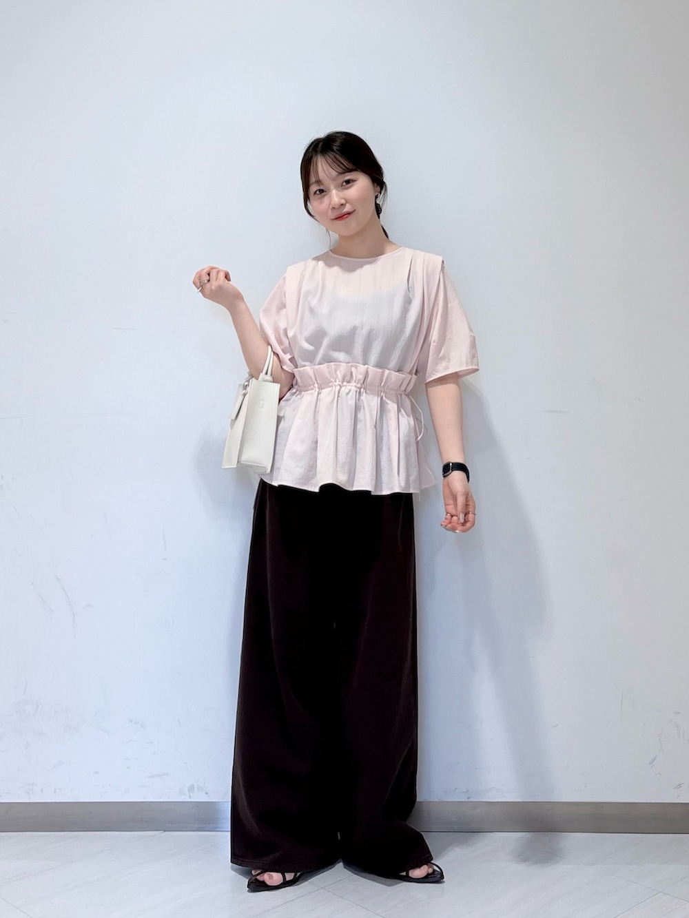 ピンク系のシャツ/ブラウス、ブラウン系のサンダル、ブラウン系のその他パンツを着用したレディースの夏コーディネートの4枚目の写真