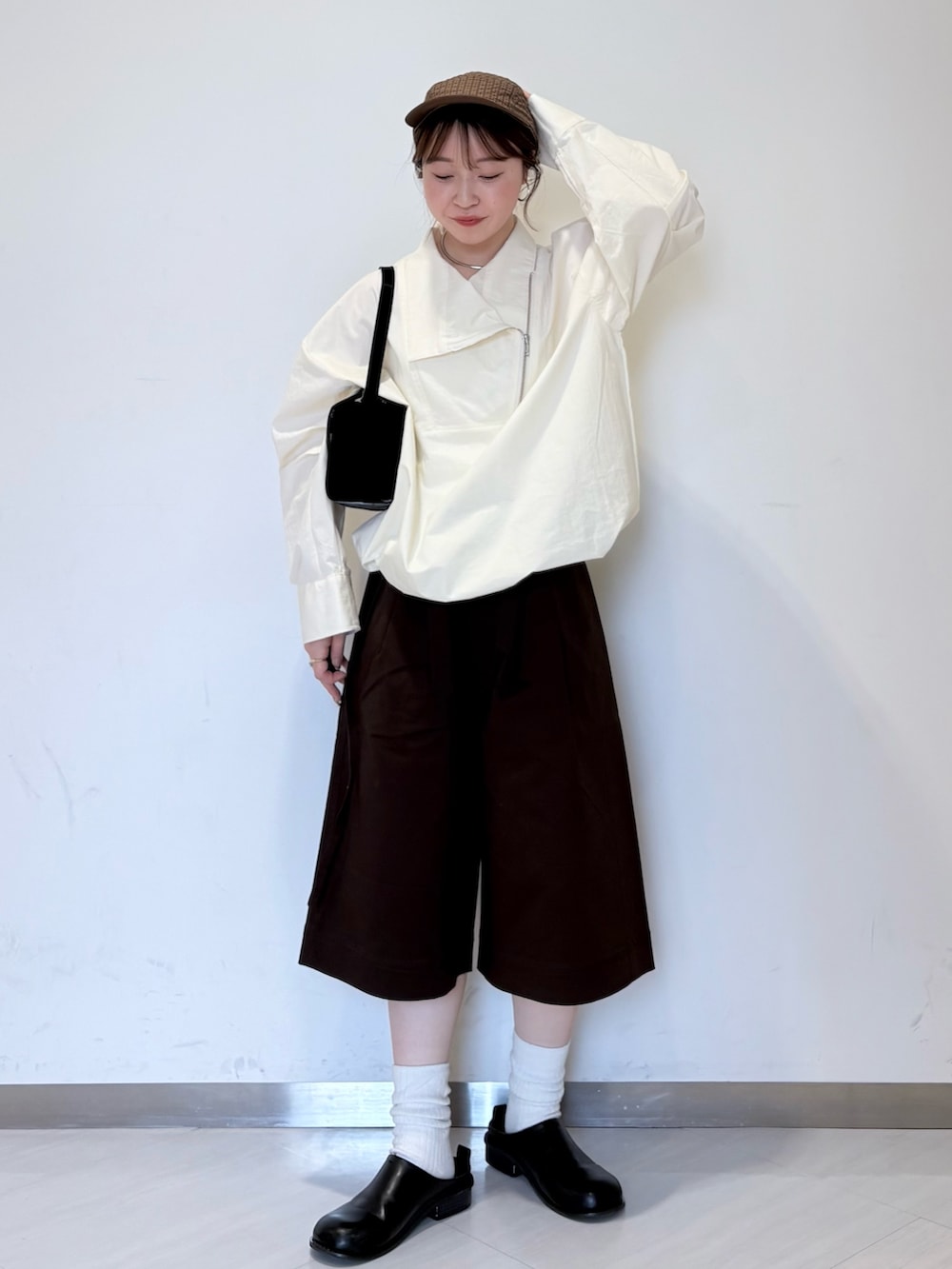 ブラック系のその他シューズ、ブラウン系のその他パンツ、ホワイト系のその他アウターを着用したレディースの春コーディネートの3枚目の写真